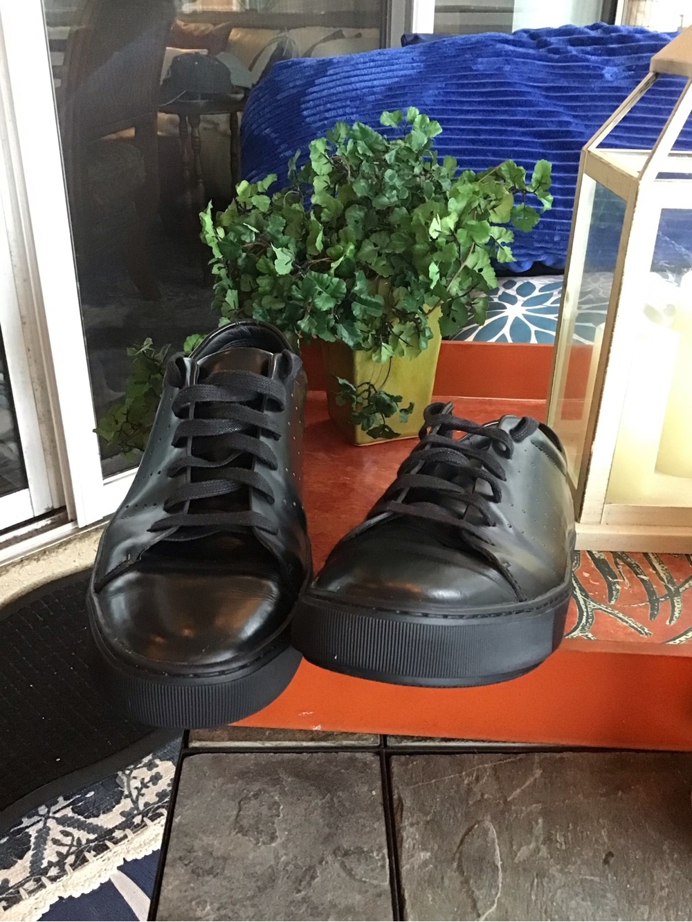 V VINCE Leather Sneakers